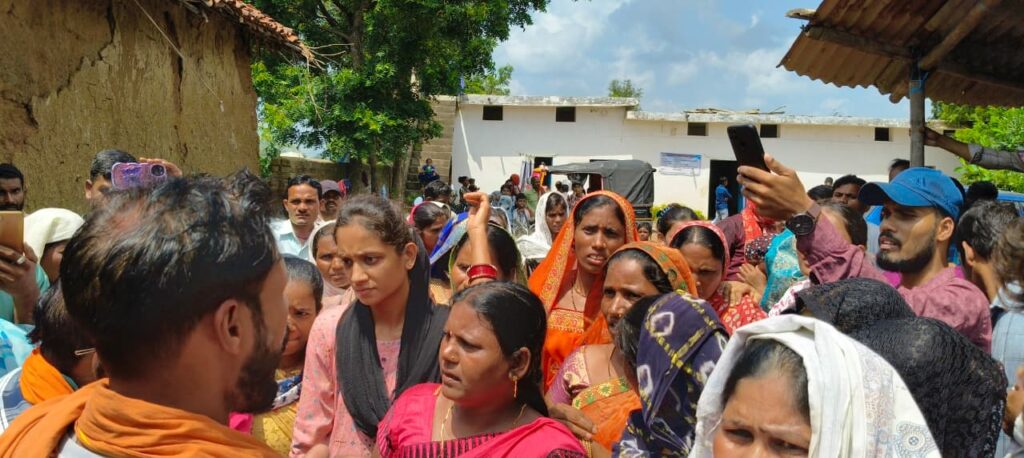 नही थम रहे अवैध धर्मांतरण के मामले, पचपेड़ी के गॉव में प्रार्थना सभा की आड़ में चल रहा था अवैध धर्मांतरण का खेल..बजरंग दल और भीम आर्मी आमने-सामने।