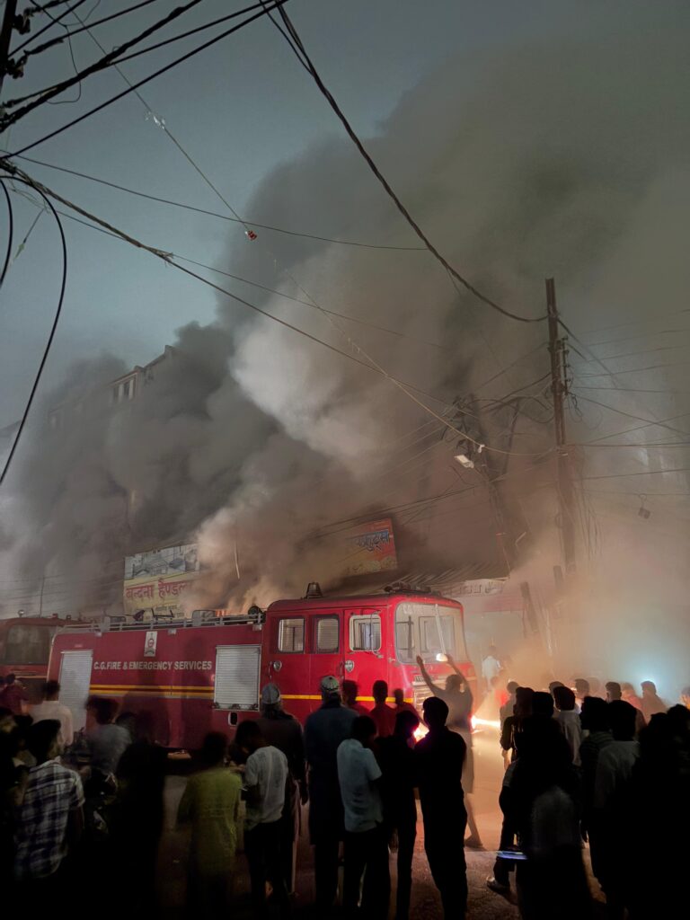 गोलबाजार की 4 दुकानों में लगी आग, बिजली शॉर्ट सर्किट की वजह से आग लगने का अंदेशा।