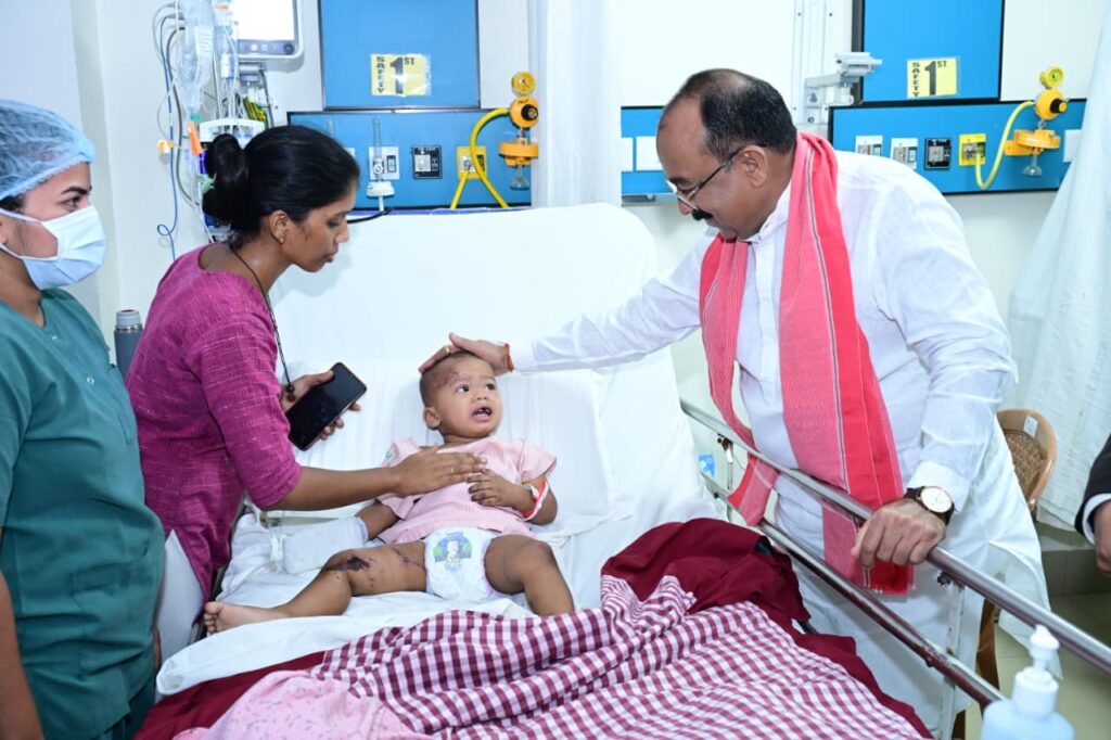 बिलासपुर ट्रेन हादसे के घायलों से मिलने सिम्स अस्पताल पहुंचे डिप्टी सीएम अरुण साव, बोले – राज्य सरकार पीड़ितों के साथ खड़ी है….