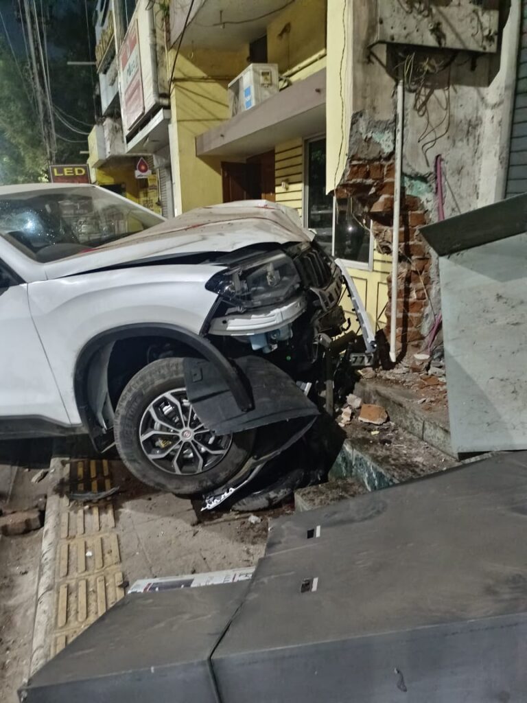 आधी रात नशे में घुत स्कार्पियो चालक ने एक बाइक तीन कार को ठोकर मारते हुए एक घर में जा धुसी। पुलिस ने नशेड़ी चालक को किया गिरफ्तार।