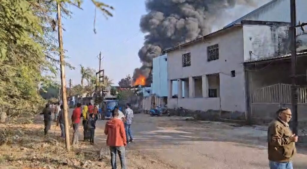 मित्तल फर्नीचर के गोदाम में लगी भीषण आग,एक मजदूर गंभीर रूप से झुलसा दूसरा लापता ,लाखों का सम्मान जलकर हुआ राख।