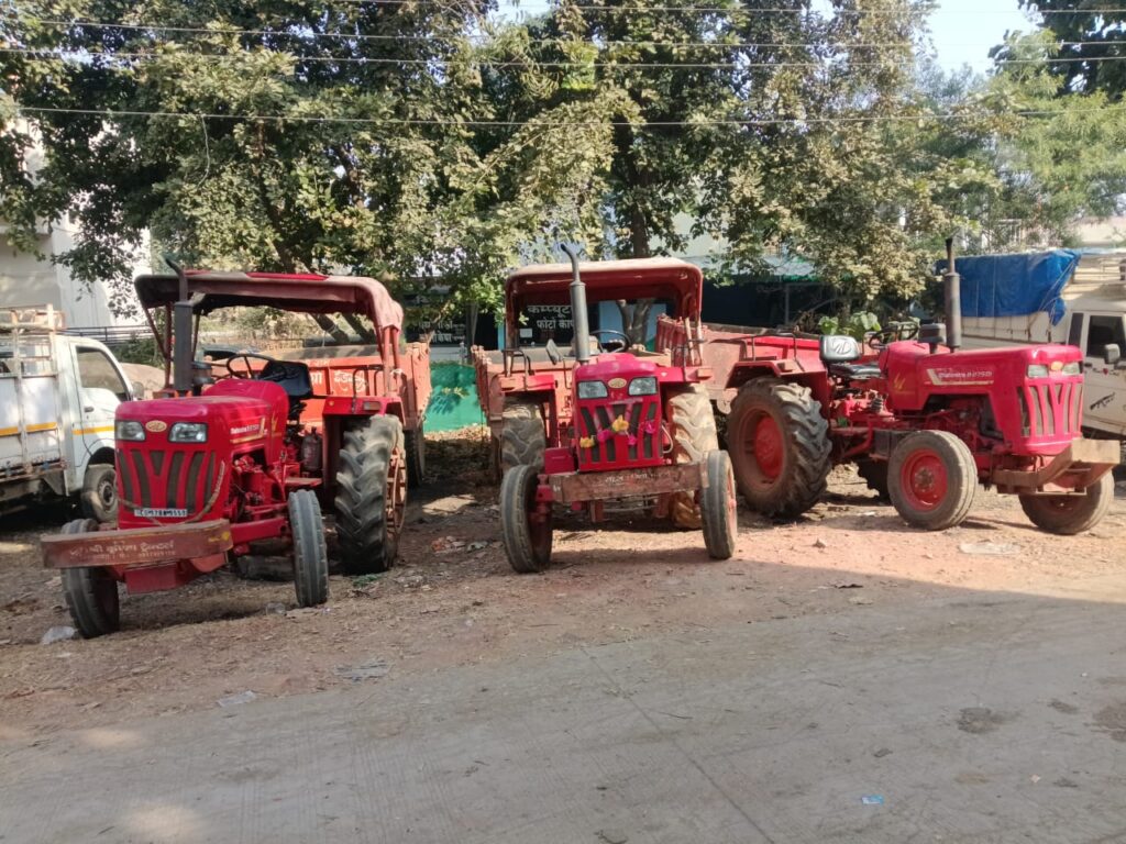 रेत माफिया पर बड़ी कार्रवाई!खारंग नदी से अवैध उत्खनन करते 4 ट्रैक्टर-ट्रॉली जब्त, प्रशासन सख्त।