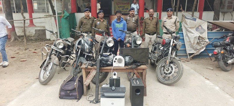 बाइक चोर गिरोह पर पुलिस का बड़ा वार, 5 बाइक जब्त, तीन सलाखों के पीछे, एक की तलाश जारी।