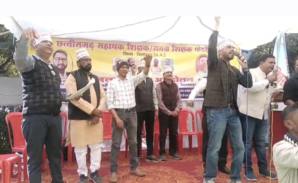 “वेतन विसंगति और वादाखिलाफी को लेकर सड़कों पर उतरे शिक्षक, सरकार को दी बड़े आंदोलन की चेतावनी”