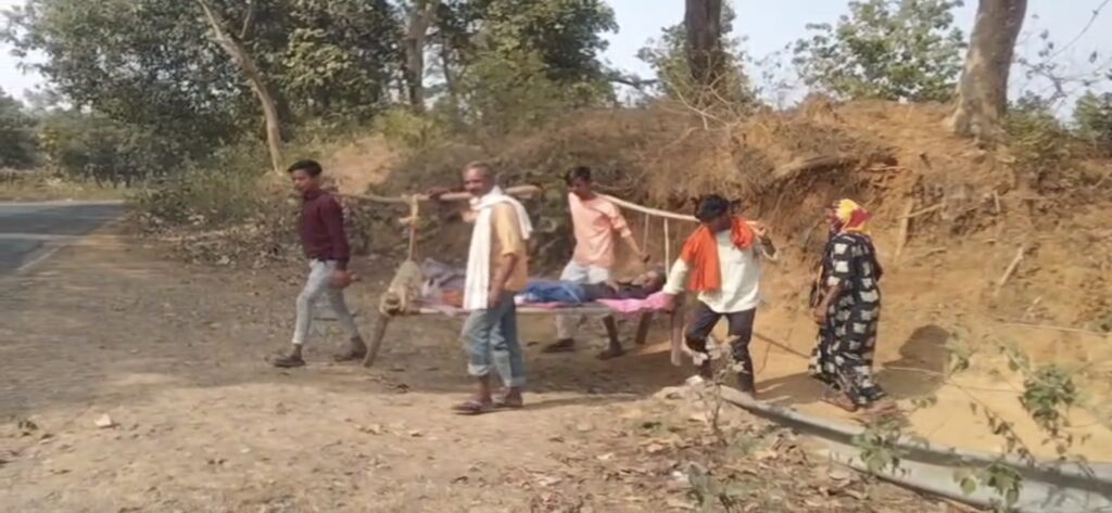 ये है ‘स्वास्थ्य मॉडल’ की हकीकत!कोरिया जिले में एम्बुलेंस नहीं, खाट ही बनी एम्बुलेंस।