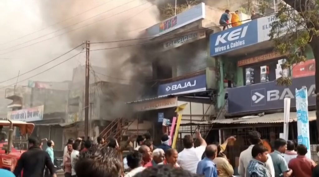 जांजगीर-चंपा: राजू इलेक्ट्रॉनिक दुकान में आग, लाखों का सामान जलकर राख।