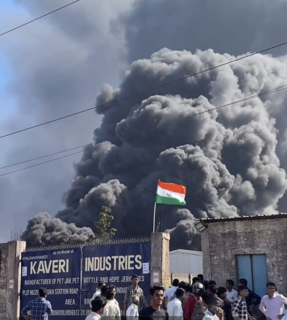रायपुर के भनपुरी औद्योगिक क्षेत्र में भीषण अग्निकांड, कावेरी इंडस्ट्रीज में लगी आग से मचा हड़कंप।